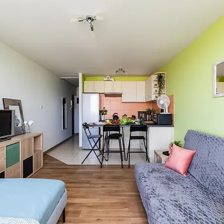 Superapart Saska 48a, Sleek 6th-floor With Balcony & Elevator Access Apartment