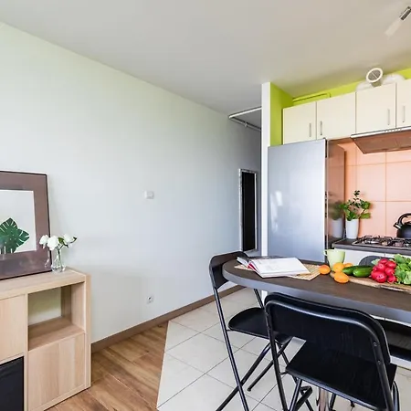 Apartment Superapart Saska 48a, Sleek 6th-floor With Balcony & Elevator Access