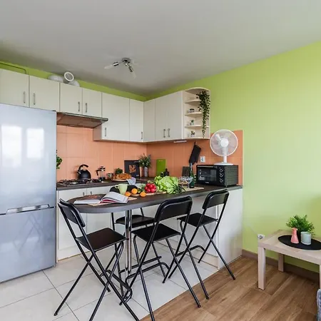 Superapart Saska 48a, Sleek 6th-floor With Balcony & Elevator Access 아파트 바르샤바