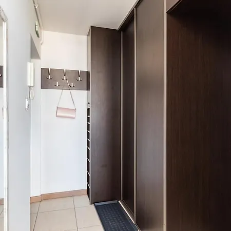 Superapart Saska 48a, Sleek 6th-floor With Balcony & Elevator Access アパート