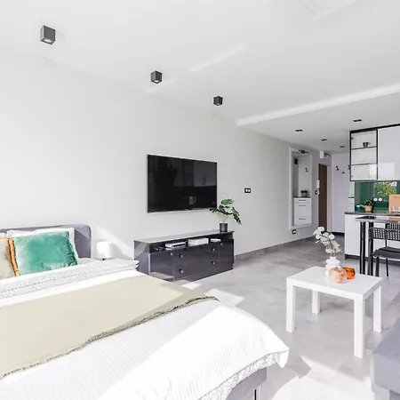 Superapart Saska 48a, Sleek 6th-floor With Balcony & Elevator Access * 바르샤바