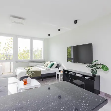 Superapart Saska 48a, Sleek 6th-floor With Balcony & Elevator Access * ワルシャワ
