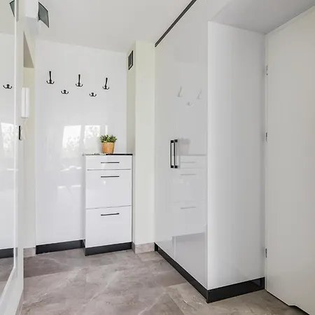 Apartmán Superapart Saska 48a, Sleek 6th-floor With Balcony & Elevator Access