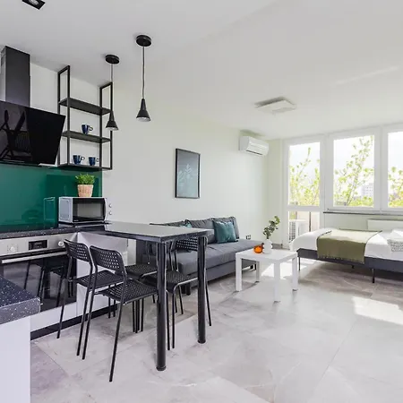 Lejlighed Superapart Saska 48a, Sleek 6th-floor With Balcony & Elevator Access *