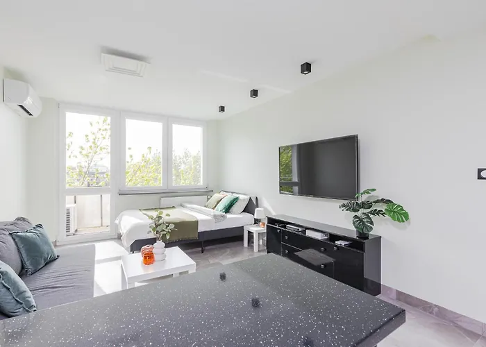 Superapart Saska 48a, Sleek 6th-floor With Balcony & Elevator Access * Warsaw